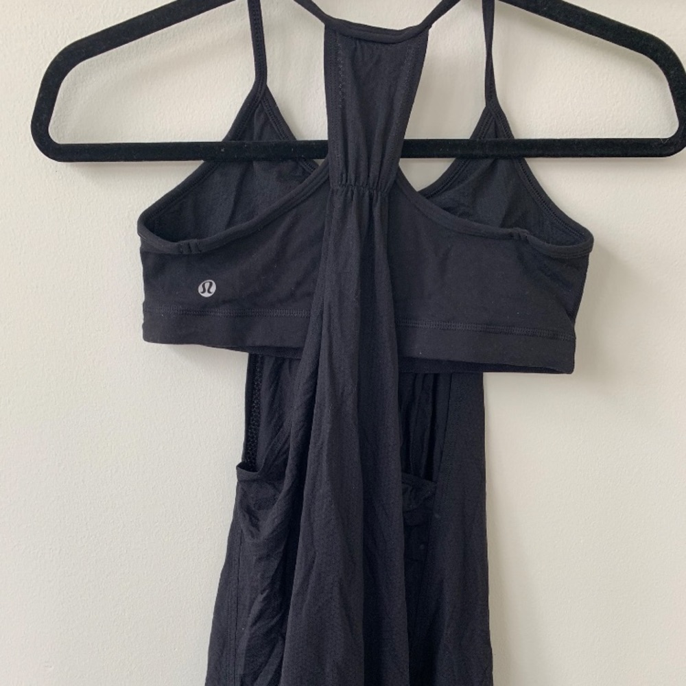 Black lululemon tank with built in bra! Size 4/6